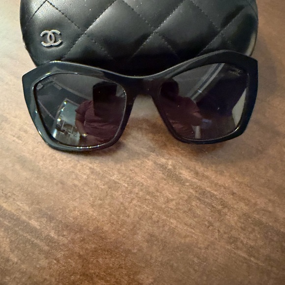 CHANEL Elegant Black Sunglasses - Picture 6 of 8
